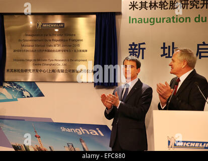 Shanghai, Chine. Jan 31, 2015. Le Premier ministre français Manuel Valls (L) applaudit lors de la cérémonie d'inauguration du nouveau site des pneus Michelin Centre de recherche et de développement (Shanghai) à Shanghai, la Chine orientale, le 31 janvier 2015. Ren : crédit de Long/Xinhua/Alamy Live News Banque D'Images