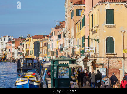 Vue le long un quartier canal Venise Vénétie Italie Europe Banque D'Images