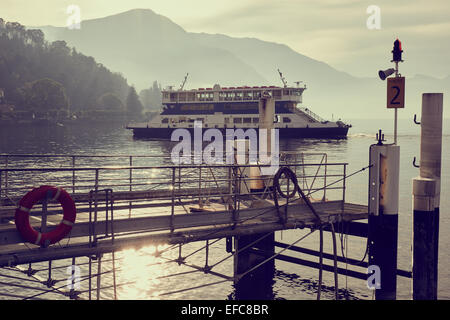 Bateau de croisière sur un lac de Côme Bellagio sunlit misty Lombardie Italie Europe Banque D'Images