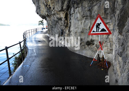 Travaux routiers le long du lac Lucerne Suisse Banque D'Images