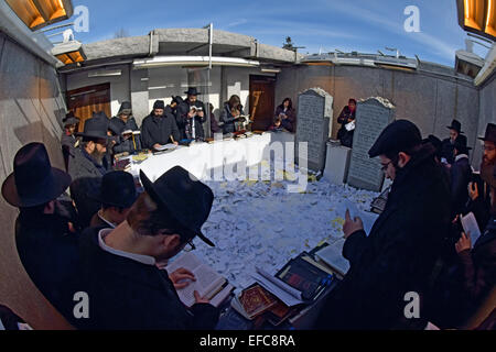 Un groupe de Juifs religieux hommes et femmes priant au Ohel dans la région de Cambria Heights sur la tombe du dernier 2 Rabbis lubavitchi Banque D'Images