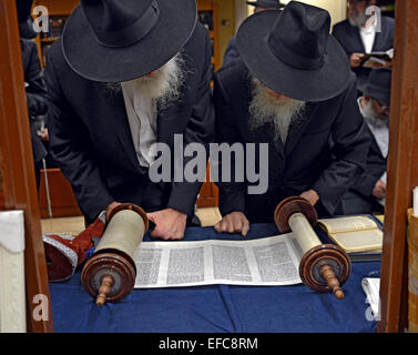 La lecture de la Torah pendant les vacances prières du matin contre une synagogue de Brooklyn, New York Banque D'Images