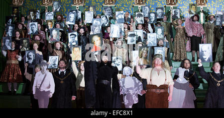 Londres, Royaume-Uni. 30 janvier 2015. À la fin de l'opéra, le 110-strong cast contenir jusqu'Photos de haut-parleurs Allemand célèbre en tant qu'hommage à Wagner. L'opéra de Richard Wagner "Les Maîtres chanteurs de Nuremberg (Die Meistersinger von Nürnberg) est jouée en direct sur scène lors de la répétition générale avec l'English National Opera Music Réalisateur Edward Gardner conduisant l'orchestre et le Chœur de l'ENO. Réalisé par Richard Jones avec avec câbles joué par Gwyn Hughes Jones comme Walter von Stolzing, Rachel Nicholls comme Eva Pogner, Madeleine Shaw comme Madeleine, Nicky Spence comme David (Hans Sachs' apprenti), Iain Paterson au Banque D'Images