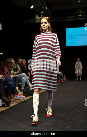 Copenhague, Danemark. 30Th Jan, 2015. Au Nid des designers award show à Copenhague design scandinave les élèves de écoles de mode présente leur meilleurs créations sur la piste. Ici c'est un dessin par Anne Werner, KEA, le Danemark Crédit : OJPHOTOS/Alamy Live News Banque D'Images