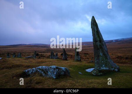 Début de soirée sombre lumière sur scorhill stone circle à Dartmoor Banque D'Images