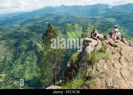 Les touristes en vue du sommet et de l'Adam's Peak.green scenery.Hill,montagne,montage.Ella Gap. Banque D'Images