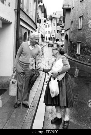 (Dossier) une archive photo datée du 11 août 1984, le président fédéral allemand montre Richard von Weizsaecker parler à un piéton lors d'une maison de vacances à Bad Toelz, Allemagne. Selon le Département des affaires légales, von Weizsaecker est décédé à l'âge de 94 ans le 30 janvier 2015. PHOTO : Frank Maechler/dpa Banque D'Images