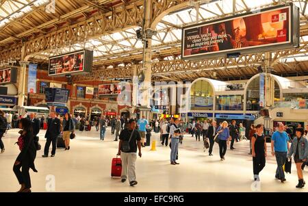 Londres, UK - Juillet 9, 2014 : l'heure de pointe dans la gare de Victoria, Londres Banque D'Images