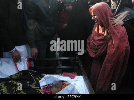 Lahore. Jan 31, 2015. Une femme musulmane chiite pakistanais pleure lors d'une cérémonie funéraire de Shikarpur blast victime dans l'est de Lahore au Pakistan le 31 janvier 2015. Au moins 54 personnes ont été tuées et 50 autres blessées vendredi lorsqu'un kamikaze a soufflé sur une mosquée de musulmans chiites dans le sud du Pakistan Shikarpur district, les médias locaux ont rapporté. Credit : Sajjad/Xinhua/Alamy Live News Banque D'Images