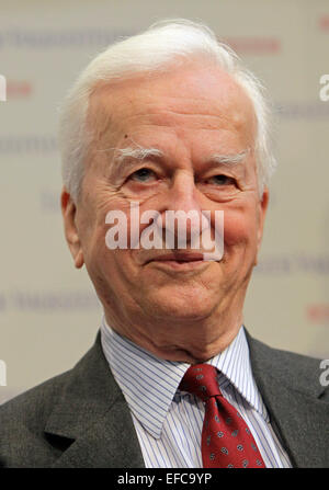 (Dossier) une archive photo datée du 18 mars 2010, indique l'ancien président fédéral allemand Richard von Weizsaecker présente son livre "La façon d'Union européenne" à la foire du livre de Leipzig, Allemagne. Selon le Département des affaires légales, von Weizsaecker est décédé à l'âge de 94 ans le 30 janvier 2015. PHOTO : JAN WOITAS/dpa Banque D'Images