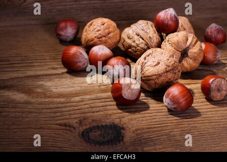 Mûres, les noix sur fond de bois sain, horizontal Banque D'Images