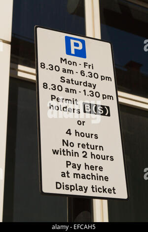Parking sign confusion dans le centre de Londres, montrant les restrictions du Lundi au Vendredi et Samedi Banque D'Images
