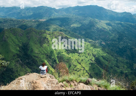 Les touristes en vue du sommet et de l'Adam's Peak.green scenery.Hill,montagne,montage.Ella Gap. Banque D'Images