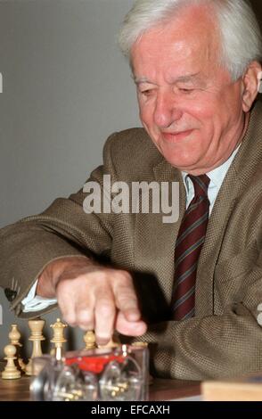 (Dossier) une archive photo datée du 21 novembre 1998, indique Richard von Weizsaecker jouer aux échecs pendant le tournoi 'politiciens jouer aux échecs' à Berlin, Allemagne. Selon le Département des affaires légales, von Weizsaecker est décédé à l'âge de 94 ans le 31 janvier 2015. PHOTO : Karlheinz Schindler/dpa Banque D'Images