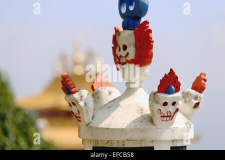 Décoration-toit curieux haut de cheminée dans l'AD 1978-VV.Khenchen Thrangu Rinpoché a fondé Thrangu Tashi Yangtse monastère bouddhiste Banque D'Images