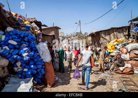 Zone de recyclage dans le Merkato, Addis-Abeba, Ethiopie Banque D'Images