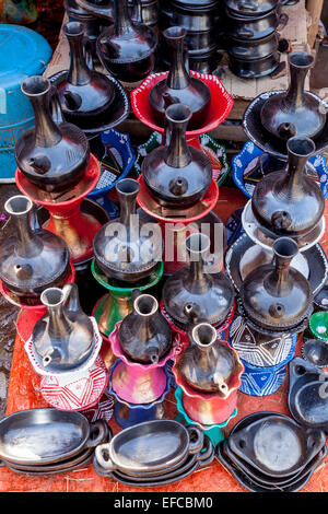 Le café traditionnel et les plaques à vendre dans le Merkato, Addis-Abeba, Ethiopie Banque D'Images