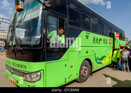 Un bus Selam arrivant au Meskel Square, Addis-Abeba, Ethiopie Banque D'Images