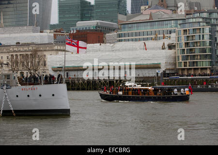 Londres, Royaume-Uni. 30Th Jan, 2015. L'Havengore passe à côté de l'HMS Belfast peu avant la salve de quatre par le navire le Crédit : Emma Durnford/Alamy Live News Banque D'Images