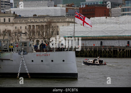 Londres, Royaume-Uni. 30Th Jan, 2015. La Trinity House Numéro 1 - le bateau Galatea - une offre qui accompagne l'Havengore passe à côté de l'HMS Belfast dans le cadre de la flottille de bateaux suivant le crédit Havengore : Emma Durnford/Alamy Live News Banque D'Images