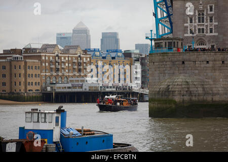 Londres, Royaume-Uni. 30Th Jan, 2015. L'Havengore passe sous le Tower Bridge qui est posée pour commémorer le 50e anniversaire de la procession funéraire de Sir Winston Churchill : Emma Durnford Crédit/Alamy Live News Banque D'Images