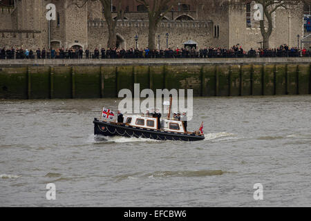 Londres, Royaume-Uni. 30Th Jan, 2015. Trinity House Numéro 1 - le bateau Galatea - une offre qui accompagne l'Havengore passe devant des foules par la Tour de Londres : Emma Durnford Crédit/Alamy Live News Banque D'Images