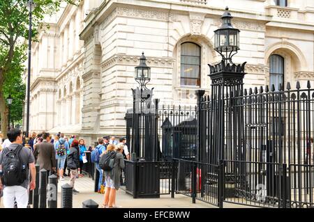 Londres, UK - 9 juillet 2014 : les touristes se rassemblent à l'extérieur de 10 Downing Street à Londres, les résidences officielles du Premier Ministre Banque D'Images