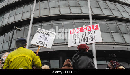 Londres, Royaume-Uni. Jan 31, 2015. Des milliers de manifestants à l'hôtel de ville, le maire de Londres Boris Johnson's office, à la demande des mesures pour lutter contre la crise du logement. Les loyers privés ont augmenté de 13  % par an depuis 2010, alors que le conseil du logement et des allocations de logement sont devenus de plus en plus rares. Crédit : Rob Pinney/Alamy Live News Banque D'Images