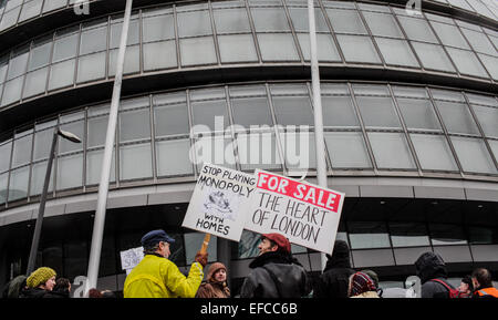 Londres, Royaume-Uni. Jan 31, 2015. Des milliers de manifestants à l'hôtel de ville, le maire de Londres Boris Johnson's office, à la demande des mesures pour lutter contre la crise du logement. Les loyers privés ont augmenté de 13  % par an depuis 2010, alors que le conseil du logement et des allocations de logement sont devenus de plus en plus rares. Crédit : Rob Pinney/Alamy Live News Banque D'Images