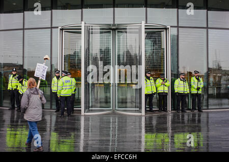 Londres, Royaume-Uni. Jan 31, 2015. Des milliers de manifestants à l'hôtel de ville, le maire de Londres Boris Johnson's office, à la demande des mesures pour lutter contre la crise du logement. Les loyers privés ont augmenté de 13  % par an depuis 2010, alors que le conseil du logement et des allocations de logement sont devenus de plus en plus rares. Crédit : Rob Pinney/Alamy Live News Banque D'Images