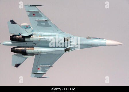 Fédération de Russie Air Force d'avions de chasse Sukhoi Su-27 banques pendant une interception d'une simulation d'avion détourné dans l'espace aérien russe au cours de l'exercice Vigilant Eagle 10 août 2010 sur l'Alaska. L'exercice implique la Russie, le Canada, et des États-Unis à coopérer pour détecter, suivre, identifier et suivre un avion détourné à mesure qu'il réalise à travers les frontières internationales. Banque D'Images