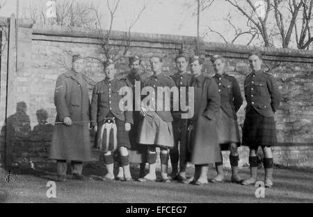 L'Université d'Aberdeen, 4e Compagnie U Gordon Highlanders, 1914, Bedford. Membres en uniforme sur le terrain avec beaucoup de manteaux et de kilt des tabliers. Banque D'Images