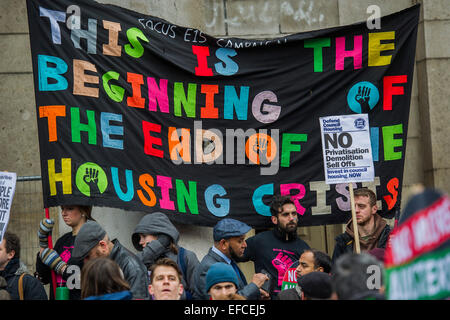 Londres, Royaume-Uni. Jan 31, 2015. Le début impliqué discours à l'église. Les gens ont marché depuis le sud de Londres et à l'Est de Londres à l'Hôtel de ville pour exiger l'amélioration des maisons pour les habitants de London et de mettre fin à la crise du logement. Ces revendications concernent le contrôle des loyers, abordables et sûres pour tous les foyers, un terme à la Chambre à coucher et du bien-être social de l'impôt des plafonds et la construction de nouveaux logements sociaux. L'événement a été appelé par la défense du logement et du Conseil de l'Assemblée populaire du sud de Londres. Et la route est de Londres a débuté à l'église paroissiale de Saint Leonard, Shoreditch, London, Royaume-Uni. 31 Jan 2015. Crédit : Guy Bell/Alamy Live News Banque D'Images