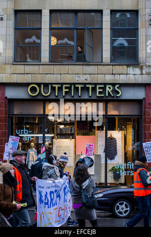 Londres, Royaume-Uni. Jan 31, 2015. Les travailleurs et les locataires d'en haut montre que le laissez-passer de mars. Les gens ont marché depuis le sud de Londres et à l'Est de Londres à l'Hôtel de ville pour exiger l'amélioration des maisons pour les habitants de London et de mettre fin à la crise du logement. Ces revendications concernent le contrôle des loyers, abordables et sûres pour tous les foyers, un terme à la Chambre à coucher et du bien-être social de l'impôt des plafonds et la construction de nouveaux logements sociaux. L'événement a été appelé par la défense du logement et du Conseil de l'Assemblée populaire du sud de Londres. Et la route est de Londres a débuté à l'église paroissiale de Saint Leonard, Shoreditch, London, Royaume-Uni. 31 Jan 2015. Crédit : Guy Bell/Alamy vivre Banque D'Images