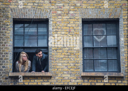 Londres, Royaume-Uni. Jan 31, 2015. Les travailleurs et les locataires d'en haut montre que le laissez-passer de mars. Les gens ont marché depuis le sud de Londres et à l'Est de Londres à l'Hôtel de ville pour exiger l'amélioration des maisons pour les habitants de London et de mettre fin à la crise du logement. Ces revendications concernent le contrôle des loyers, abordables et sûres pour tous les foyers, un terme à la Chambre à coucher et du bien-être social de l'impôt des plafonds et la construction de nouveaux logements sociaux. L'événement a été appelé par la défense du logement et du Conseil de l'Assemblée populaire du sud de Londres. Et la route est de Londres a débuté à l'église paroissiale de Saint Leonard, Shoreditch, London, Royaume-Uni. 31 Jan 2015. Crédit : Guy Bell/Alamy vivre Banque D'Images