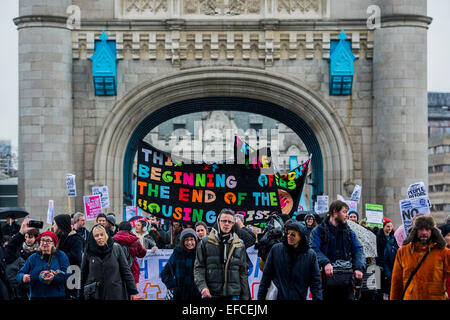 Londres, Royaume-Uni. Jan 31, 2015. Passant sur le Tower Bridge. Les gens ont marché depuis le sud de Londres et à l'Est de Londres à l'Hôtel de ville pour exiger l'amélioration des maisons pour les habitants de London et de mettre fin à la crise du logement. Ces revendications concernent le contrôle des loyers, abordables et sûres pour tous les foyers, un terme à la Chambre à coucher et du bien-être social de l'impôt des plafonds et la construction de nouveaux logements sociaux. L'événement a été appelé par la défense du logement et du Conseil de l'Assemblée populaire du sud de Londres. Et la route est de Londres a débuté à l'église paroissiale de Saint Leonard, Shoreditch, London, Royaume-Uni. 31 Jan 2015. Crédit : Guy Bell/Alamy Live News Banque D'Images