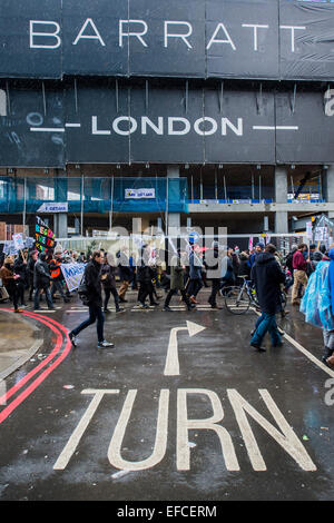 Londres, Royaume-Uni. Jan 31, 2015. Ici, en passant un luxe Barratt development à Aldgate. Les gens ont marché depuis le sud de Londres et à l'Est de Londres à l'Hôtel de ville pour exiger l'amélioration des maisons pour les habitants de London et de mettre fin à la crise du logement. Ces revendications concernent le contrôle des loyers, abordables et sûres pour tous les foyers, un terme à la Chambre à coucher et du bien-être social de l'impôt des plafonds et la construction de nouveaux logements sociaux. L'événement a été appelé par la défense du logement et du Conseil de l'Assemblée populaire du sud de Londres. Et la route est de Londres a débuté à l'église paroissiale de Saint Leonard, Shoreditch, London, Royaume-Uni. 31 Jan 2015. Crédit : Guy Bell/Alamy Live New Banque D'Images