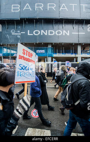 Londres, Royaume-Uni. Jan 31, 2015. Ici, en passant un luxe Barratt development à Aldgate. Les gens ont marché depuis le sud de Londres et à l'Est de Londres à l'Hôtel de ville pour exiger l'amélioration des maisons pour les habitants de London et de mettre fin à la crise du logement. Ces revendications concernent le contrôle des loyers, abordables et sûres pour tous les foyers, un terme à la Chambre à coucher et du bien-être social de l'impôt des plafonds et la construction de nouveaux logements sociaux. L'événement a été appelé par la défense du logement et du Conseil de l'Assemblée populaire du sud de Londres. Et la route est de Londres a débuté à l'église paroissiale de Saint Leonard, Shoreditch, London, Royaume-Uni. 31 Jan 2015. Crédit : Guy Bell/Alamy Live New Banque D'Images