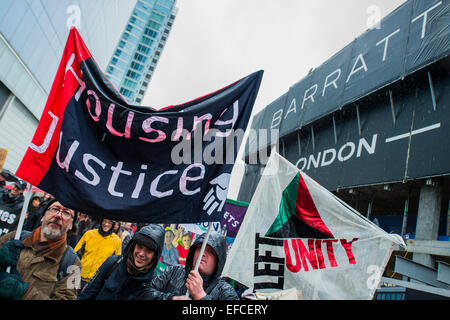 Londres, Royaume-Uni. Jan 31, 2015. Ici, en passant un luxe Barratt development à Aldgate. Les gens ont marché depuis le sud de Londres et à l'Est de Londres à l'Hôtel de ville pour exiger l'amélioration des maisons pour les habitants de London et de mettre fin à la crise du logement. Ces revendications concernent le contrôle des loyers, abordables et sûres pour tous les foyers, un terme à la Chambre à coucher et du bien-être social de l'impôt des plafonds et la construction de nouveaux logements sociaux. L'événement a été appelé par la défense du logement et du Conseil de l'Assemblée populaire du sud de Londres. Et la route est de Londres a débuté à l'église paroissiale de Saint Leonard, Shoreditch, London, Royaume-Uni. 31 Jan 2015. Crédit : Guy Bell/Alamy Live New Banque D'Images