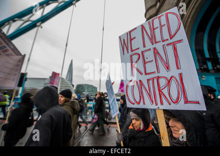 Londres, Royaume-Uni. Jan 31, 2015. Passant sur le Tower Bridge. Les gens ont marché depuis le sud de Londres et à l'Est de Londres à l'Hôtel de ville pour exiger l'amélioration des maisons pour les habitants de London et de mettre fin à la crise du logement. Ces revendications concernent le contrôle des loyers, abordables et sûres pour tous les foyers, un terme à la Chambre à coucher et du bien-être social de l'impôt des plafonds et la construction de nouveaux logements sociaux. L'événement a été appelé par la défense du logement et du Conseil de l'Assemblée populaire du sud de Londres. Et la route est de Londres a débuté à l'église paroissiale de Saint Leonard, Shoreditch, London, Royaume-Uni. 31 Jan 2015. Crédit : Guy Bell/Alamy Live News Banque D'Images