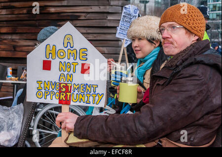 Londres, Royaume-Uni, 31 janvier 2015. Des groupes de campagne, les syndicalistes et les locataires sur Mars à l'Hôtel de ville de Londres pour demander au maire de Londres, Boris Johnson, et des conseils pour construire de nouvelles maisons et de prévenir le Conseil en cours d'être démolies ou vendues à des promoteurs privés. Crédit : Stephen Chung/Alamy Live News Banque D'Images