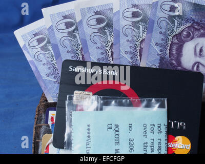 Une centaine de livres en vingt livres note ventilés avec une carte de crédit et de recouvrement de la réception d'un piquer wallet Banque D'Images