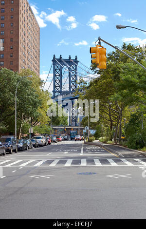 Vue vers le bas de la Rue du Brochet à la Manhattan Bridge dans le Lower East Side, New York, NY, USA. Banque D'Images