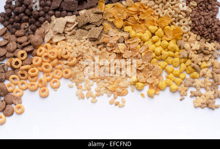 Un assortiment de céréales de petit-déjeuner pour enfants sur fond blanc Banque D'Images