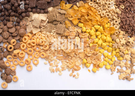 Un assortiment de céréales de petit-déjeuner pour enfants sur fond blanc Banque D'Images