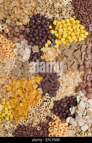 Un assortiment de céréales de petit-déjeuner pour enfants Banque D'Images