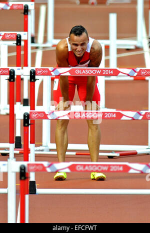 Andy Turner l'Angleterre la mens de 110 mètres haies chauffe après avoir frappé le premier obstacle aux Jeux du Commonwealth, Glasgow, Ecosse avec : Andy Turner Où : Glasgow, Royaume-Uni Quand : 29 Oct 2014 Banque D'Images