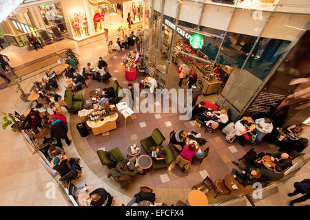 République tchèque, Prague. Café Starbucks au centre commercial Palladium Banque D'Images