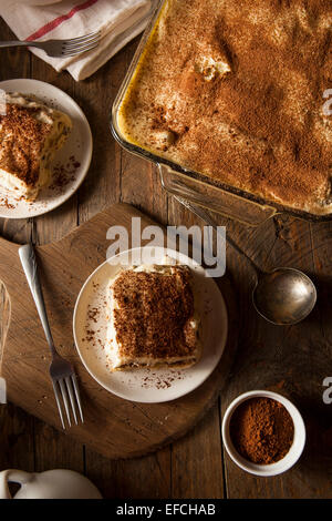 Tiramisu maison pour dessert avec café et chocolat Banque D'Images