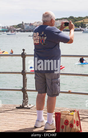 Homme portant un vieux gars le Modfather règle t-shirt photo prise à Swanage en Juillet Banque D'Images